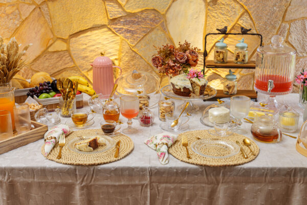 Mesa de café da manhã com elementos decorativos da coleção Aurora Dourada.