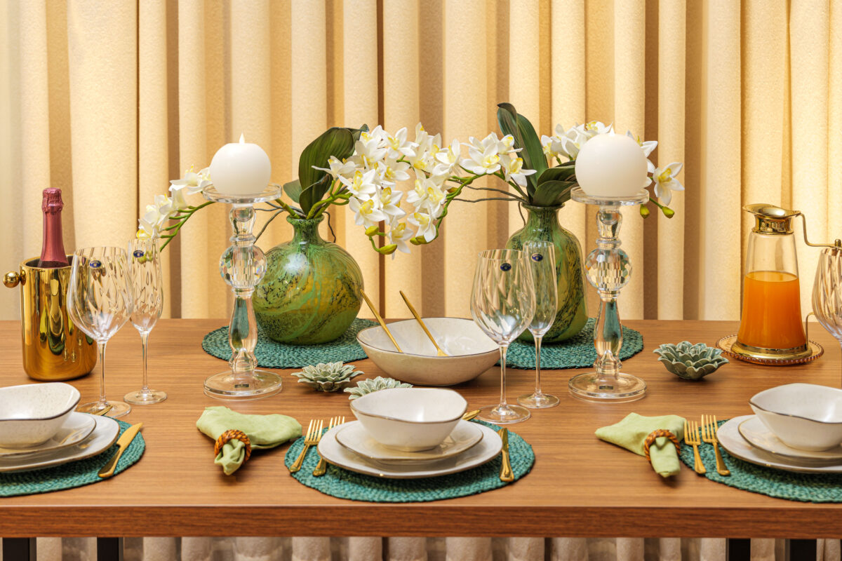 Ambientação de jantar elegante com arranjo floral e iluminação suave